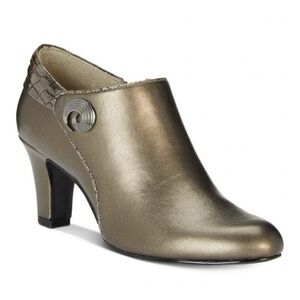 Easy Street Women's Whisper Pump